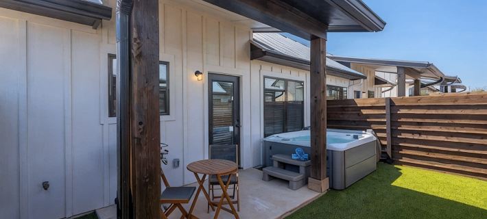 Ricky's Roost with Hot Tub Hotels in Fredericksburg