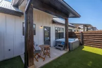Ricky's Roost with Hot Tub - Luxury