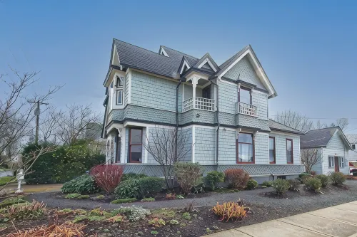 HISTORICAL VICTORIAN, BEAUTIFULLY RESTORED - 4-Star