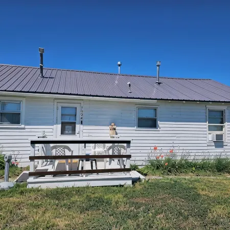 Inviting home, with large yard and free parking