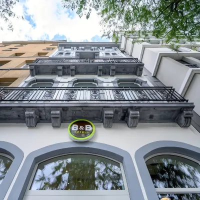 B&B Hotel Brussels Centre Gare du Midi Hotel berhampiran Pintu Halle