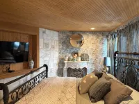 Spacious 5-bedroom country marble chateau in charming Fair Haven Hotele w: Castleton