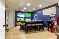 Happy Valley Retreat ~ Epic Game Room ~ 130" TV Wall ~ 10 Min to Campus/Downtown - 4-نجوم