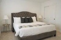 Spacious 5-bedroom townhome with WiFi and AC in Pleasant Washington- sleeps 17! - 4 ดาว