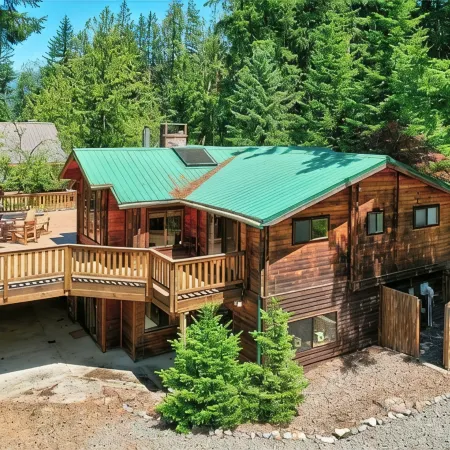 Lovely cedar log cabin in Greenwater minutes to Mount Rainier