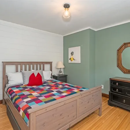 Historic Tudor Cottage - Cute 3 Bedroom Home Отели в г. Сьюпириор