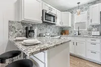 Cozy Casita with Private Courtyard - 1.3 Miles to Uofa / 3.5 Miles to Downtown - Apartments