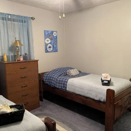 Chalet in the heart of Poconos, romantic getaway near pools and lake