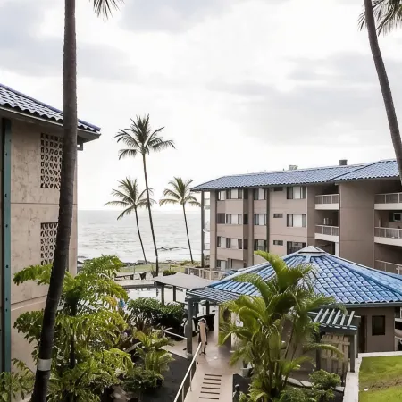Kona Reef F2 Charming Oceanfront Condo for 4!