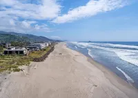 Amazing Oceanfront Home -Two Master Suites! - 비치