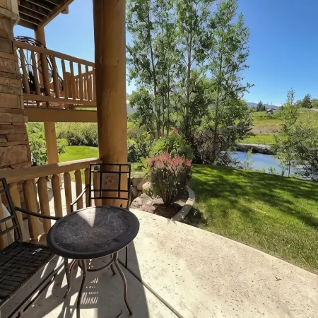 Spacious Eden Retreat – Modern Comfort, Scenic Views & Room for 11