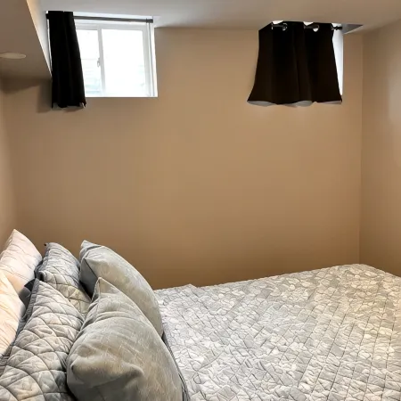 Darlington’s basement suite! Отели в г. Кларингтон