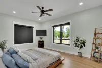 Luxurious Lakefront retreat with own private dock. - 4-Star