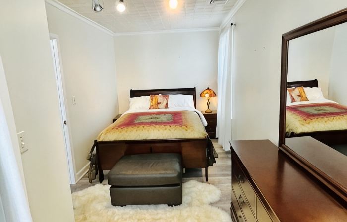 Cozy loft apartment in Stockade district walk to restaurants & bars AC & WiFi