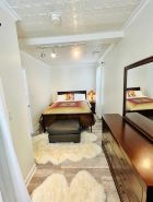 Cozy loft apartment in Stockade district walk to restaurants & bars AC & WiFi