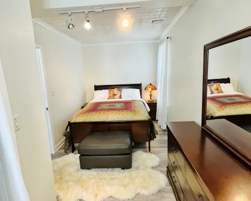 Cozy loft apartment in Stockade district walk to restaurants & bars AC & WiFi Hotels in Kingston