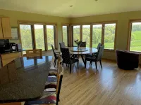 Spacious  5-bedroom  80 acres family farm retreat with AC, WiFi in rural Verona - Homestays