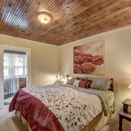 Amazing, sleeps 26, covered lakeside, bar, beach, Big St Germain Lake
