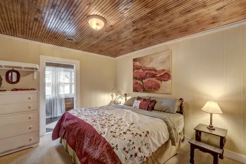 Amazing, sleeps 26, covered lakeside, bar, beach, Big St Germain Lake