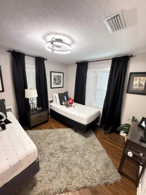Posh spacious pool house in the Heights. - Private Pools