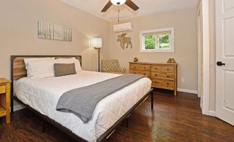 Walk to Beach - Pet friendly Cabin w/ Workspace