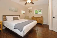 Walk to Beach - Pet friendly Cabin w/ Workspace