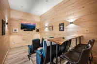 Lakefront home with retro accents, private pool, and private dock. - Alppimaja