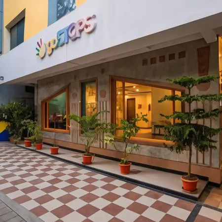 Gostops Bengaluru, Gandhi Nagar Majestic Отели рядом с достопримечательностью «Торговый центр Mantri Square»
