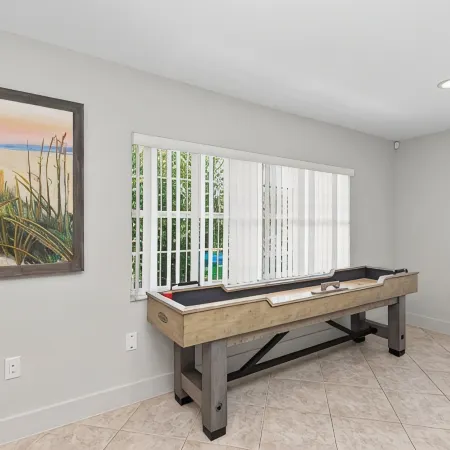 Single Level Home- 1 Minute Walk to the Beach- 5 minute walk to Restaurant/Shops