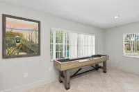 Single Level Home- 1 Minute Walk to the Beach- 5 minute walk to Restaurant/Shops - 2-Star
