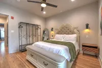 Luxury Penthouse in Downtown Bristol + Cool Patio • Sleeps 10 • Near Casino/Bms - 4-Star