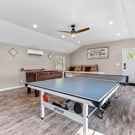 Cozy cottage w/hot tub, game room & backyard. Close to West Point and Bethel.