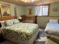 Breathtaking Views of Yellowstone on the Yellowstone River in a Luxury Lodge! - Balkoner