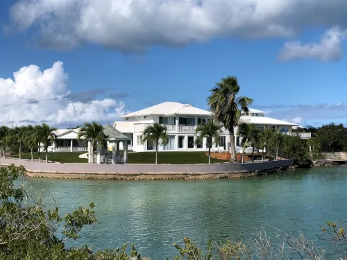 Palm Point Loft - (Newly Renovated) 2 Bed+ 2 Bath on the Canal