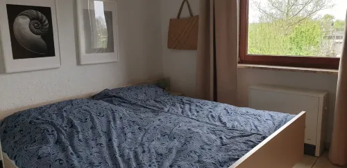 Lovingly renovated apartment with large balcony right on the dyke