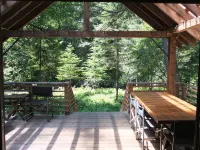Romantic Mt. Hood Streamside Retreat, Hot Tub, BBQ, Fast WiFi. Pets Welcome, Ski