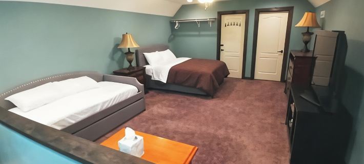 Roomy House on 2 private acres above the cliffs at Summersville Lake Hotels in Nicholas County