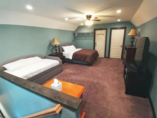 Roomy House on 2 private acres above the cliffs at Summersville Lake