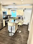 Cozy 2Br Retreat with Free Parking & Prime Location - Bungalows