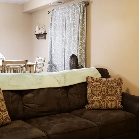 Basement Apartment--Sleeps 6 *2 Bedrooms +Kitchen/Laundry