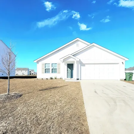 Charming and Cozy 4BR 2BA House with Parking, Minutes from I-95 and Buc-ees
