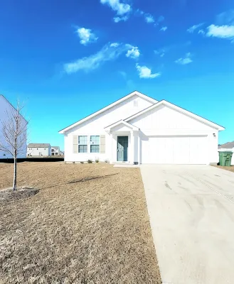 Charming and Cozy 4BR 2BA House with Parking, Minutes from I-95 and Buc-ees