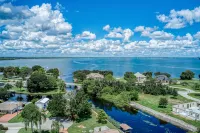 Welcome to Floridays...a quiet place by the lake - Boutique