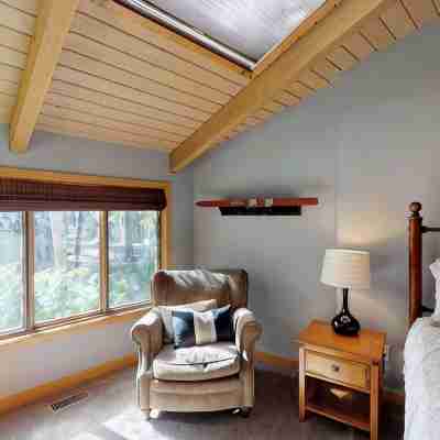 Spacious Cabin Vibe w/ lots of Wood - Easy walk/ride to Village, Lodge and River Rooms
