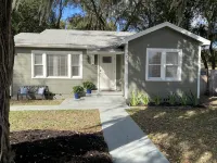 Posh spacious pool house in the Heights. - Private Pools