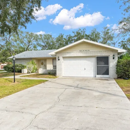 Leafy Lodge, Near Springs, Beach, Hot Tub, Fenced