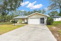 Leafy Lodge, Near Springs, Beach, Hot Tub, Fenced