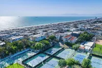 Beach Townhome with Ocean Views, Sleeps 6, Garage Parking Space