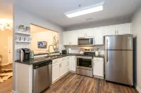 Refreshed King Bed Condo Near Lake Norman - 2-Star