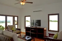 Seafront, 3 bedroom private villa, 6 guests, family vacation, activities nearby - Villas